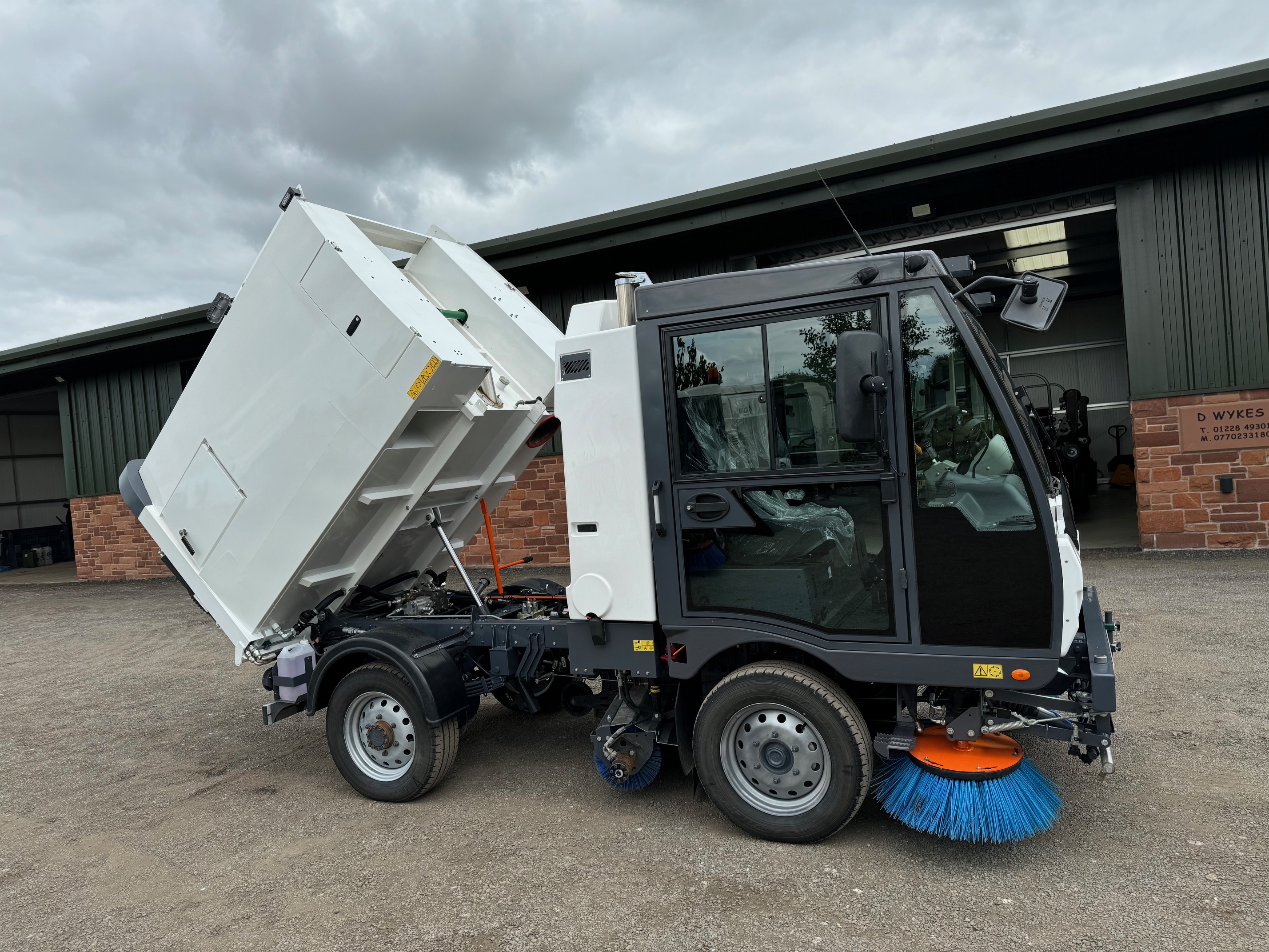 Scarab M25H Road Sweeper / 2022 Model - 18 Hours Use Only